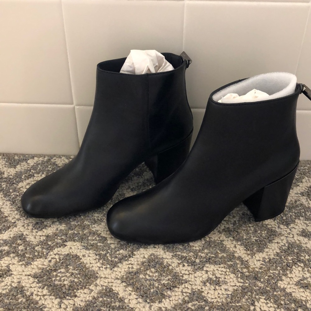 Brand new Stuart Weitzman boots size 7.5
